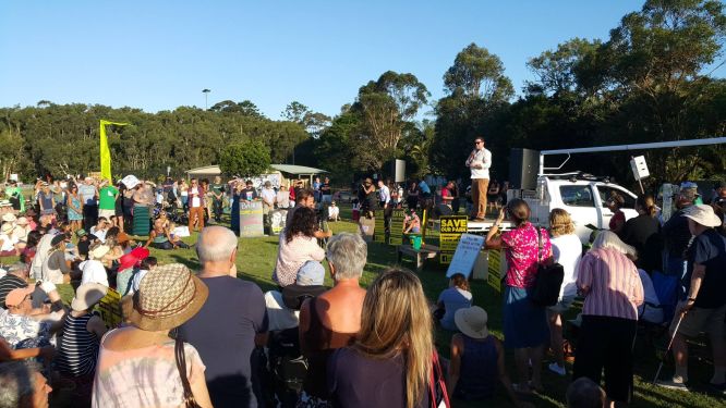 Mayor Simon Richardson addresses the rally crowd estimated at 1000. Photo: David Michie.