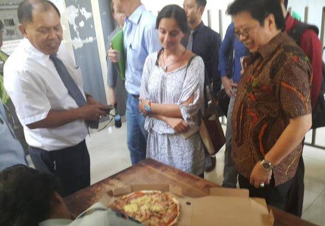 Sara Connor's lawyers take pizza to her inside Kerobokan jail on Tuesday. Photo: Amilia